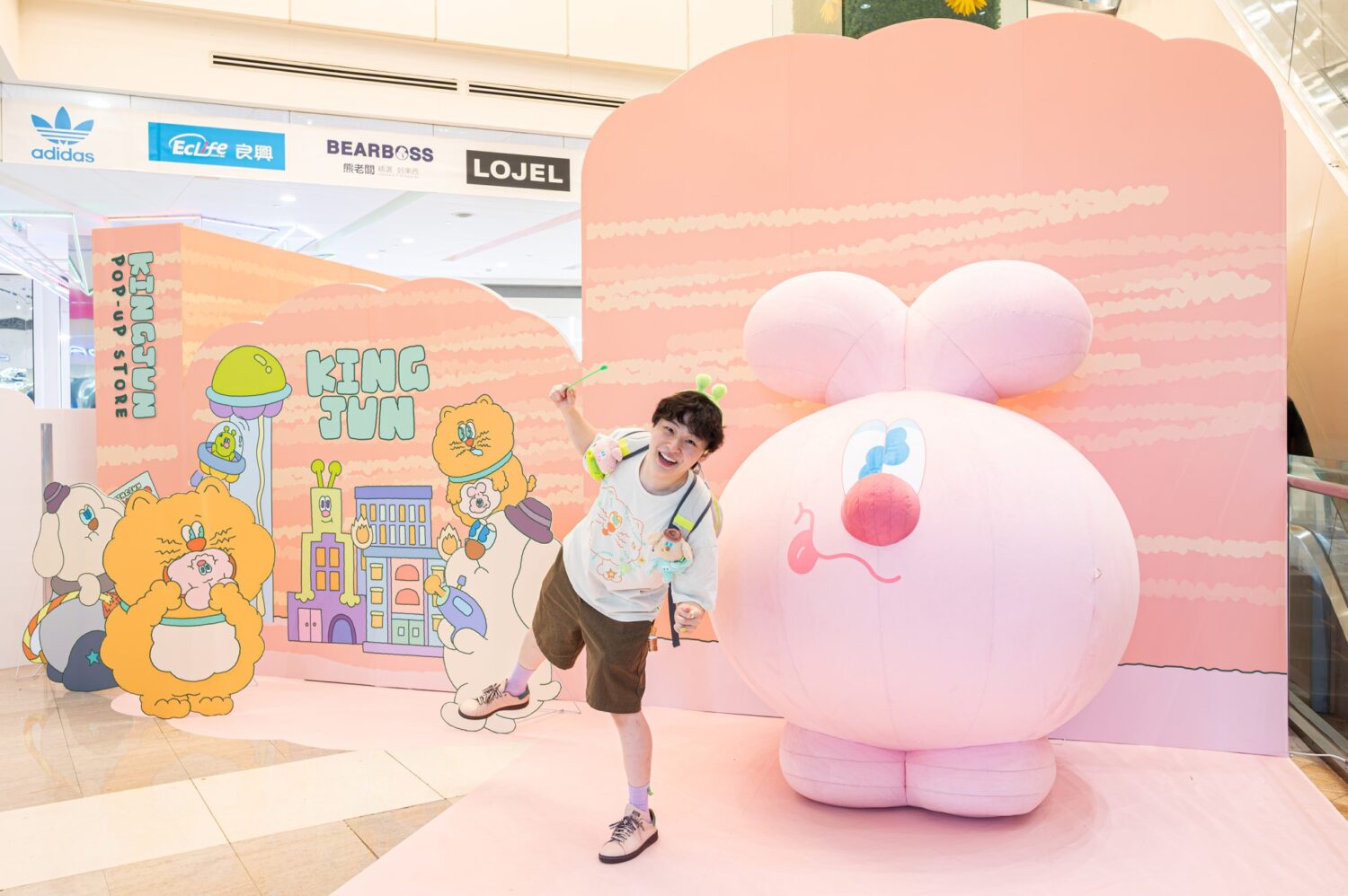 怪誕宇宙造物主「KINGJUN主題快閃店」降臨夢時代 星際城市奇幻開張 2米高蠢兔氣偶坐鎮迎賓