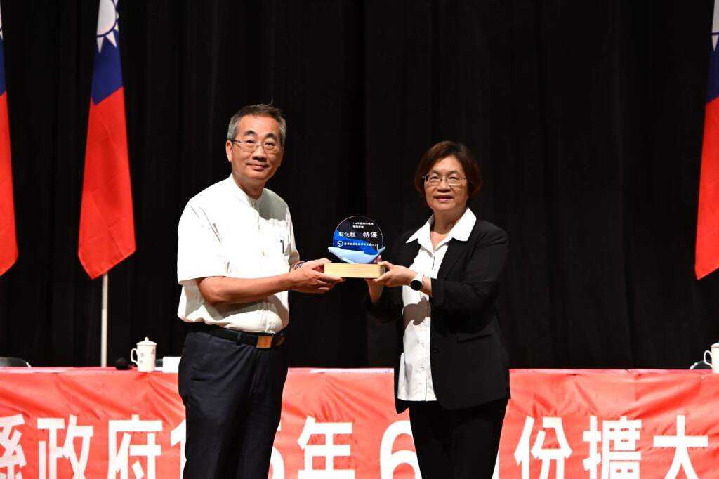 ▲海洋委員會海洋保育署公布114年海洋環境管理考核結果，彰化縣政府榮獲「特優」佳績，彰化縣環保局於6月份擴大主管會報中，由局長江培根陳獻獎座予縣長王惠美。（圖／彰化縣政府提供）