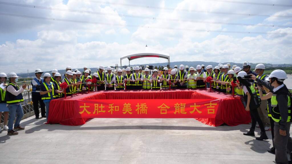 ▲連接台中市大肚區與彰化縣和美鎮的大肚和美橋,今日上午由台中市建設局辦理合龍視察,朝完工通車再邁出重要一步。未來通車後,可大幅縮短兩地往返時間,打造更便捷、更緊密的中彰生活圈。(圖/記者林明佑翻攝)