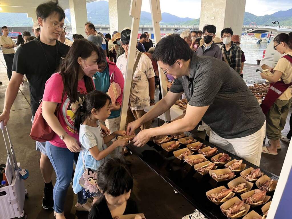 ▲大小朋友一同品嚐鮮甜小卷,感受在地漁產魅力。