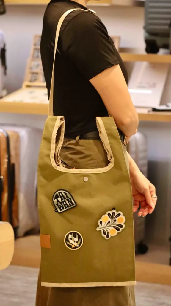 LOJEL推出周末限定刺繡徽章⾞縫活動,打造自己的專屬風格包款