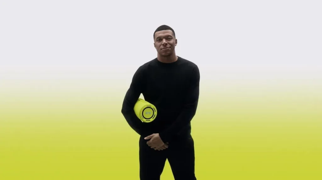 LOEWE 攜手世界足球巨星 姆巴佩(Kylian Mbappé)打造聯名藍牙喇叭「We. HEAR pro x Kylian Mbappé」。