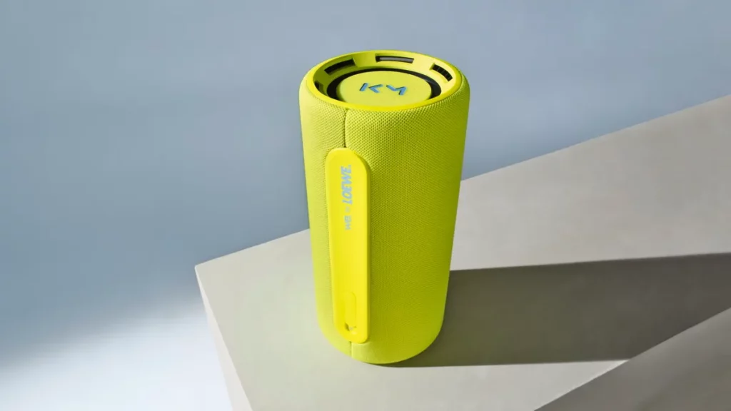 . LOEWE We. HEAR pro 採用高質感聲學布料包覆機身,搭載 100W 大功率立體聲輸出系統,帶來細膩且沉浸式的聆聽體驗。