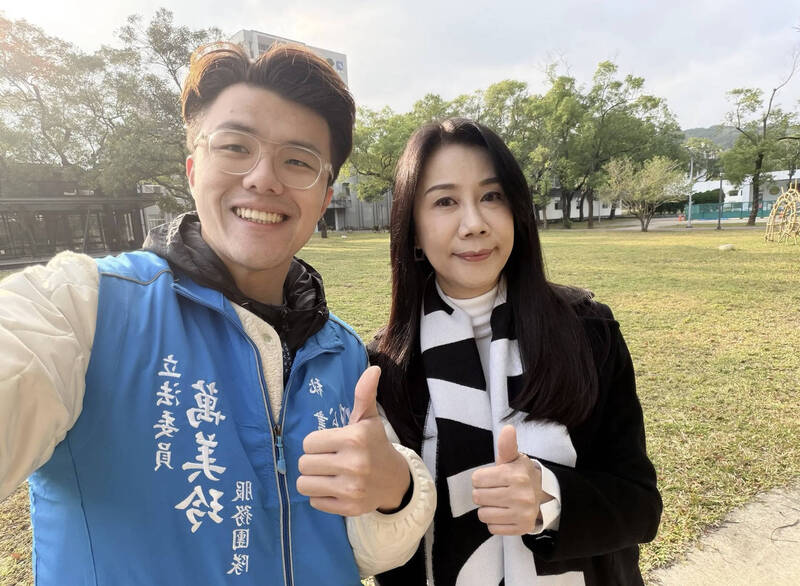 國民黨立委萬美玲與其子佀廣洋。(翻攝自佀廣洋臉書)
