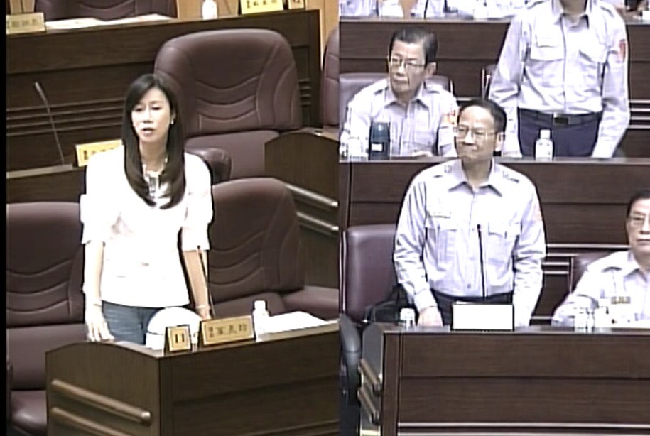 不護短!萬美玲追查校園簽賭 發現兒子涉案親送法辦 214 不護短!萬美玲追查校園簽賭 發現兒子涉案親送法辦 213