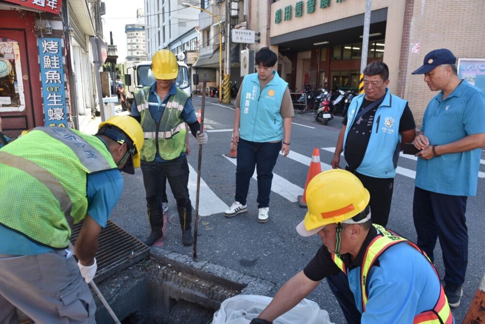 巴威颱風進逼 魏嘉彥視察清淤降低花蓮市淹水風險 216 巴威颱風進逼 魏嘉彥視察清淤降低花蓮市淹水風險 215