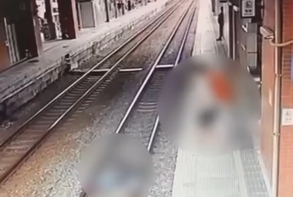 嚇壞 未緊握把手嬰兒車掉落台鐵鶯歌站鐵軌 229 cnews204260706a08