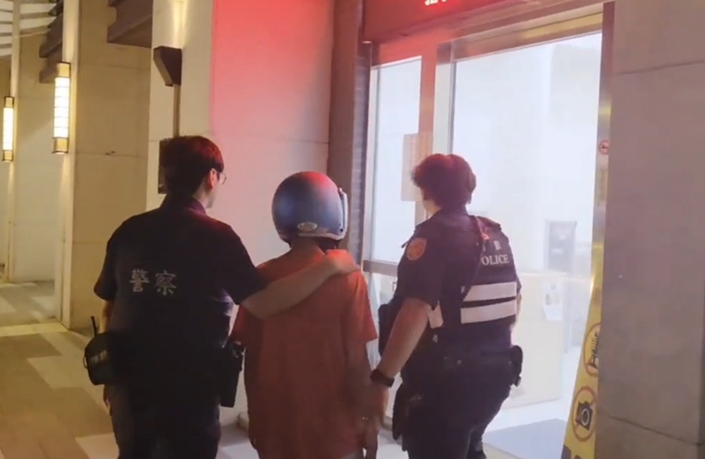 百貨公司疑有攝狼 警比對監視器逮39歲男涉偷拍裙底 198 cnews204260706a10