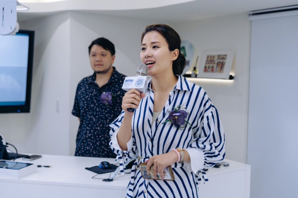 德國 IMC 台灣校友會第六屆理事長任杏嫦醫師於活動中主持開場,介紹本次高雄研習課程重點與講師陣容。(圖/德國 IMC 台灣校友會提供)