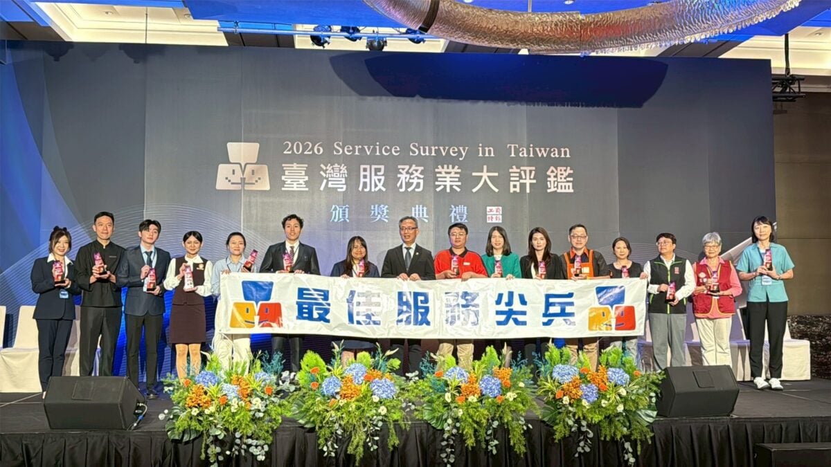 ▲2026「臺灣服務業大評鑑」頒獎典禮表揚全台各產業服務尖兵,義大遊樂世界表演營運管理課助理專員陳婷文(前排左五)榮獲服務尖兵殊榮,與各界得獎代表共同合影,展現第一線服務人員的專業與熱忱。