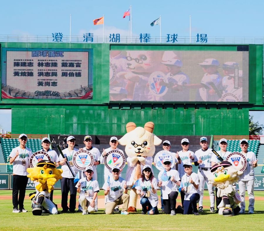 ▲高醫體系首辦棒球家庭日,號召一校四院近1700位同仁與眷屬熱情參與,創下台鋼雄鷹主場單一體系進場人數最高紀錄。高雄醫學大學陳建志董事長(後排右5)率領體系首長共同出席開球儀式,展現高醫幸福大家庭的凝聚力。