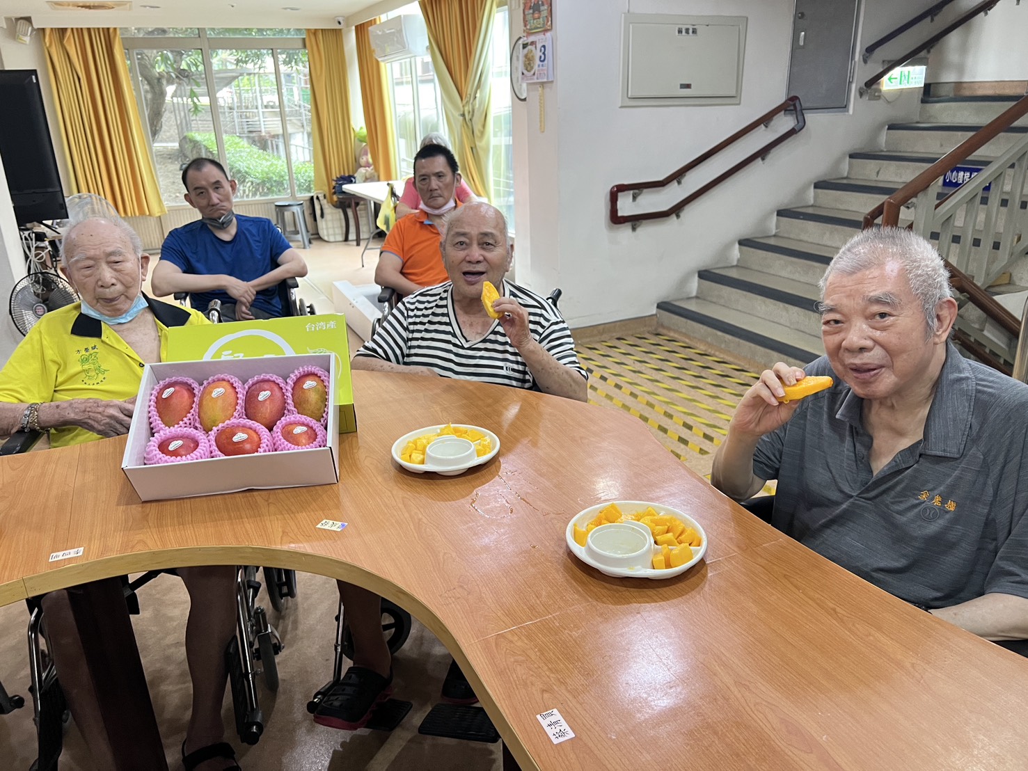 芒果送暖榮家 企業送暖彰化榮家 長輩笑喊:甜在心裡 - https://www.watchmedia01.com