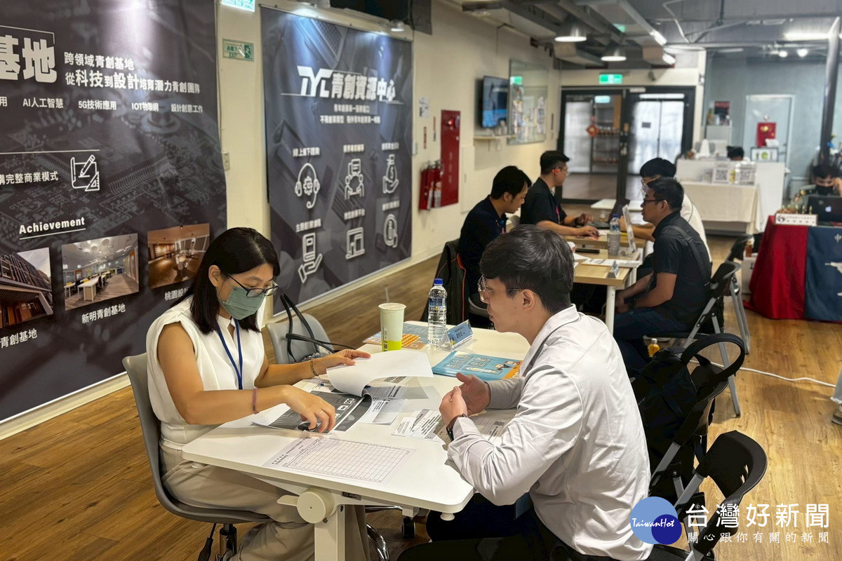 114年企業媒合會活動現場提供免費職涯諮詢服務。<br /><br />
