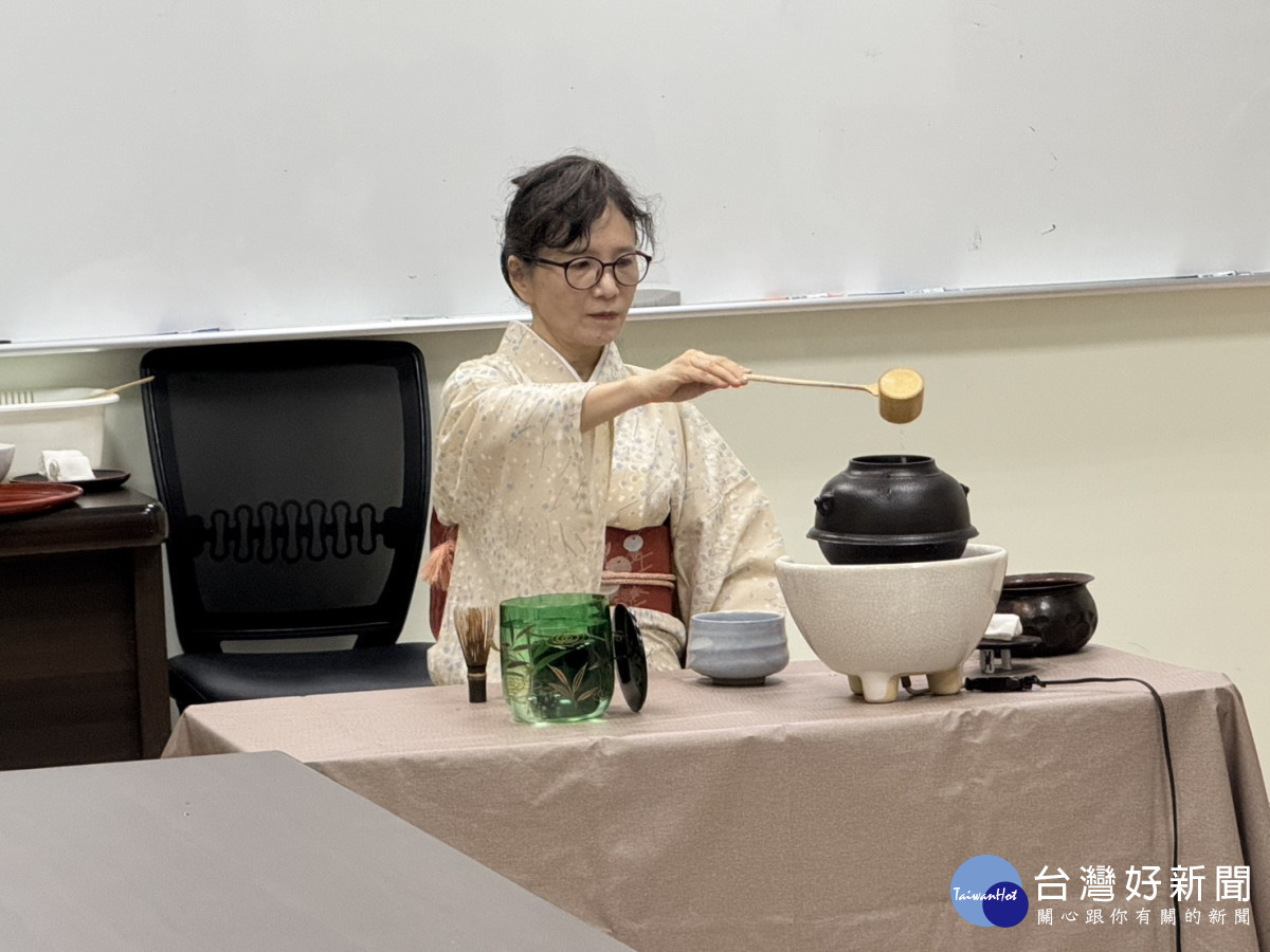 元智大學管理學院鄭雅穗副教授示範立禮茶道