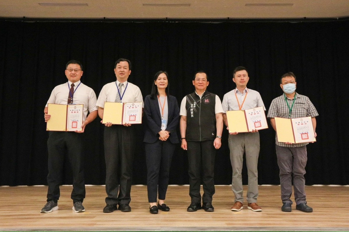 桃園市政府社會局長陳寶民頒發感謝狀林口長庚醫院團隊。<br /><br />