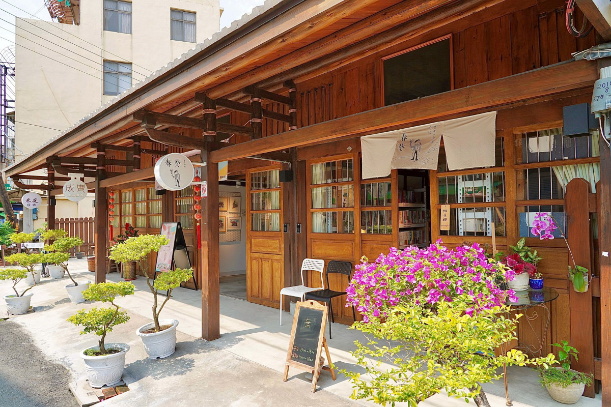 「春葵 書 咖啡」藏身於90多年歷史的碾米廠內／嘉縣府提供