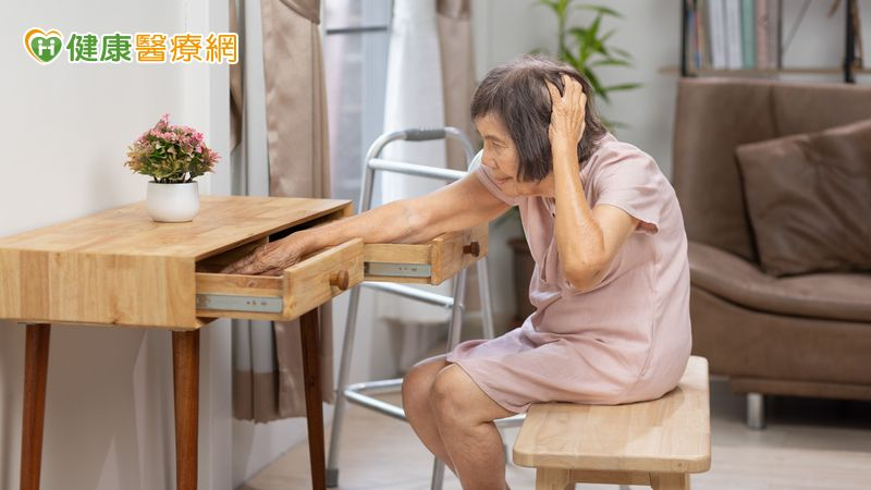 失智長輩常忘密碼或重複領錢?醫療與銀行合作「金融處方箋」守護資產