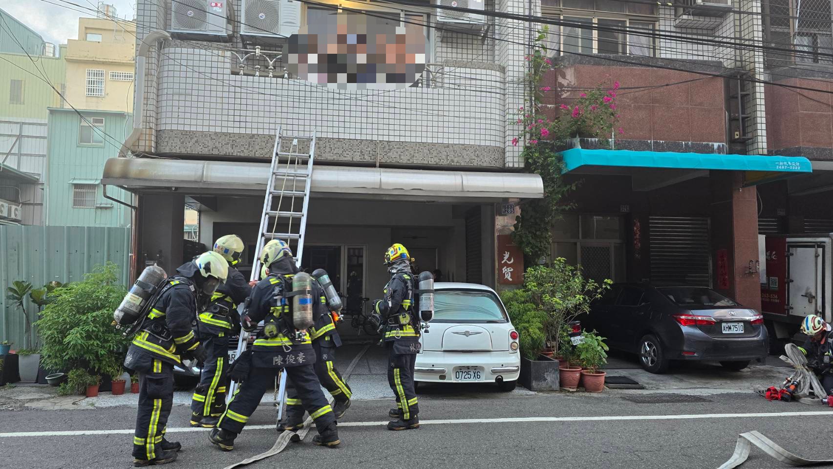 台中大里住宅清晨火警 一家5口受困陽台獲救 3人輕微嗆傷送醫