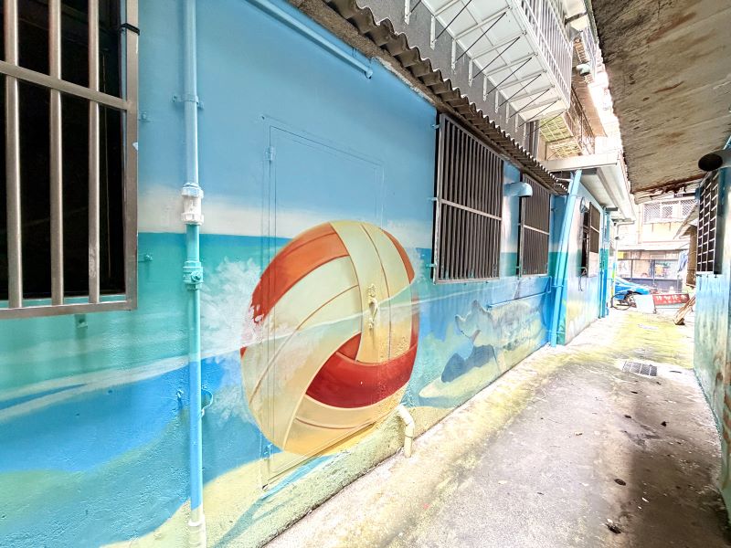 後巷還路於民 污水維護不中斷 新北違建勸拆成效顯現 31 《圖說》新北市針對已完成污水接管的後巷,運用牆面彩繪提升環境品質。〈水利局提供〉