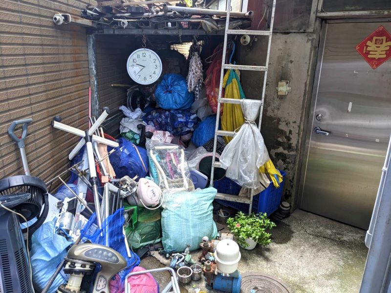 後巷還路於民 污水維護不中斷 新北違建勸拆成效顯現 32 《圖說》雜物的堆置不只造成污水設施巡檢難度也造成周邊環境衛生問題。〈水利局提供〉