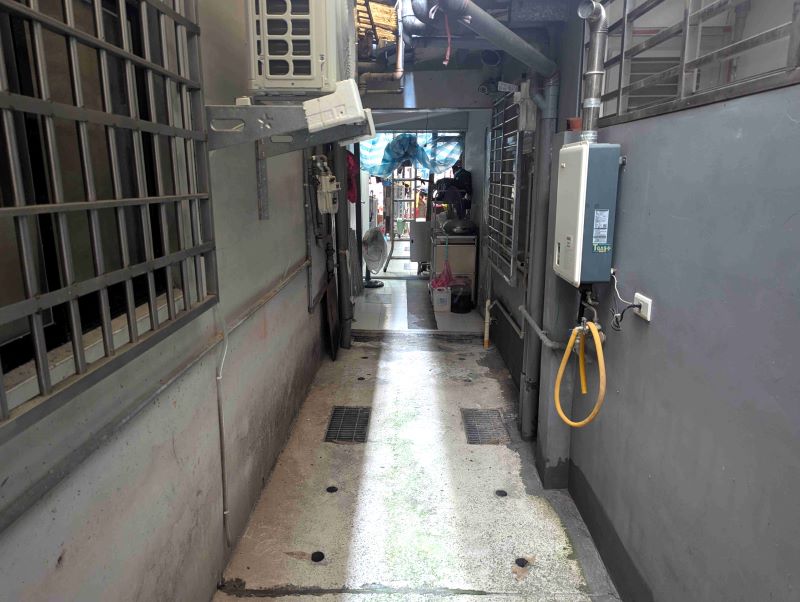 後巷還路於民 污水維護不中斷 新北違建勸拆成效顯現 33 《圖說》民眾經柔性溝通與輔導後,自行拆除違章建築。〈水利局提供〉