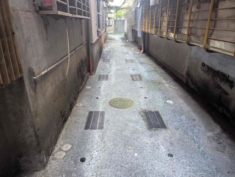 後巷還路於民 污水維護不中斷 新北違建勸拆成效顯現 34 《圖說》後巷污水設施完工後環境整潔又乾淨。〈水利局提供〉