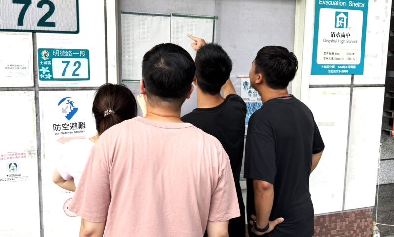 適性就學成果亮眼 新北錄取率98.61% 前5志願98% 19 《圖說》清水高中學生基北免查榜。〈教育局提供〉