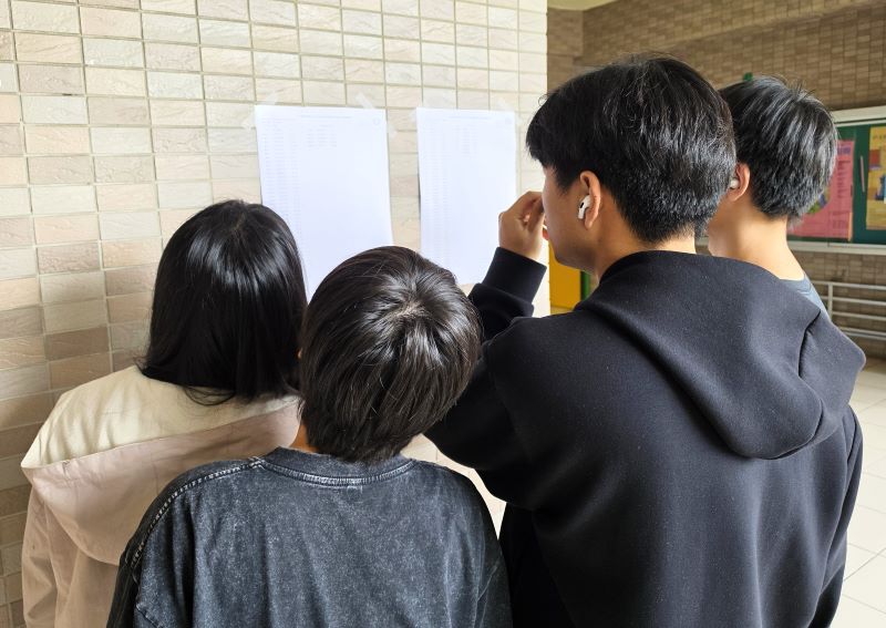 適性就學成果亮眼 新北錄取率98.61% 前5志願98% 20 《圖說》海山高中學生基北免查榜。〈教育局提供〉