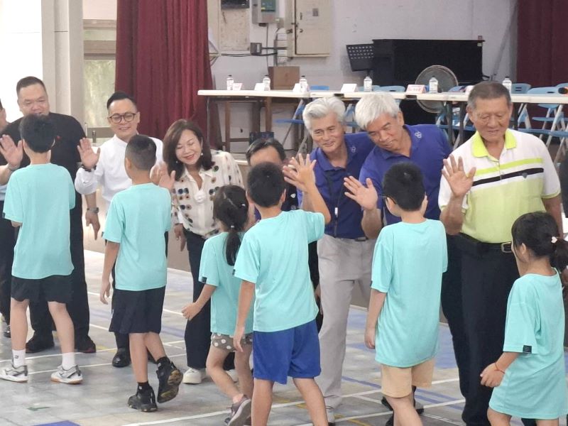 《圖說》基隆區營業處長陳据湖〈右三〉與貴賓歡迎小選手參與盛會。〈台電基隆區處提供〉