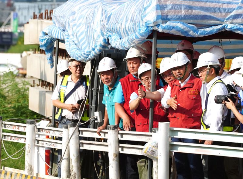 侯友宜視察塭仔圳建設 4號橋與土地整合同步推進 63 《圖說》市長侯友宜視察工進時提醒團隊注意颱風防汛工作。〈地政局提供〉