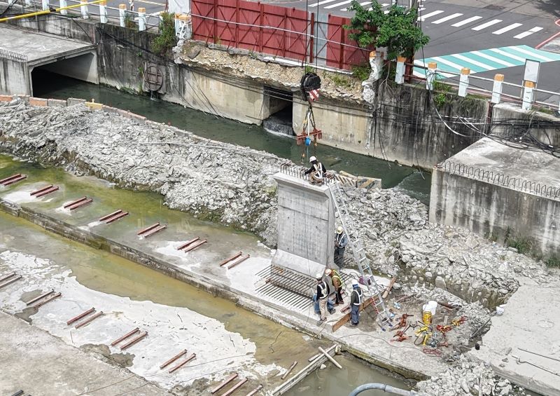 侯友宜視察塭仔圳建設 4號橋與土地整合同步推進 64 《圖說》工地現場。〈地政局提供〉