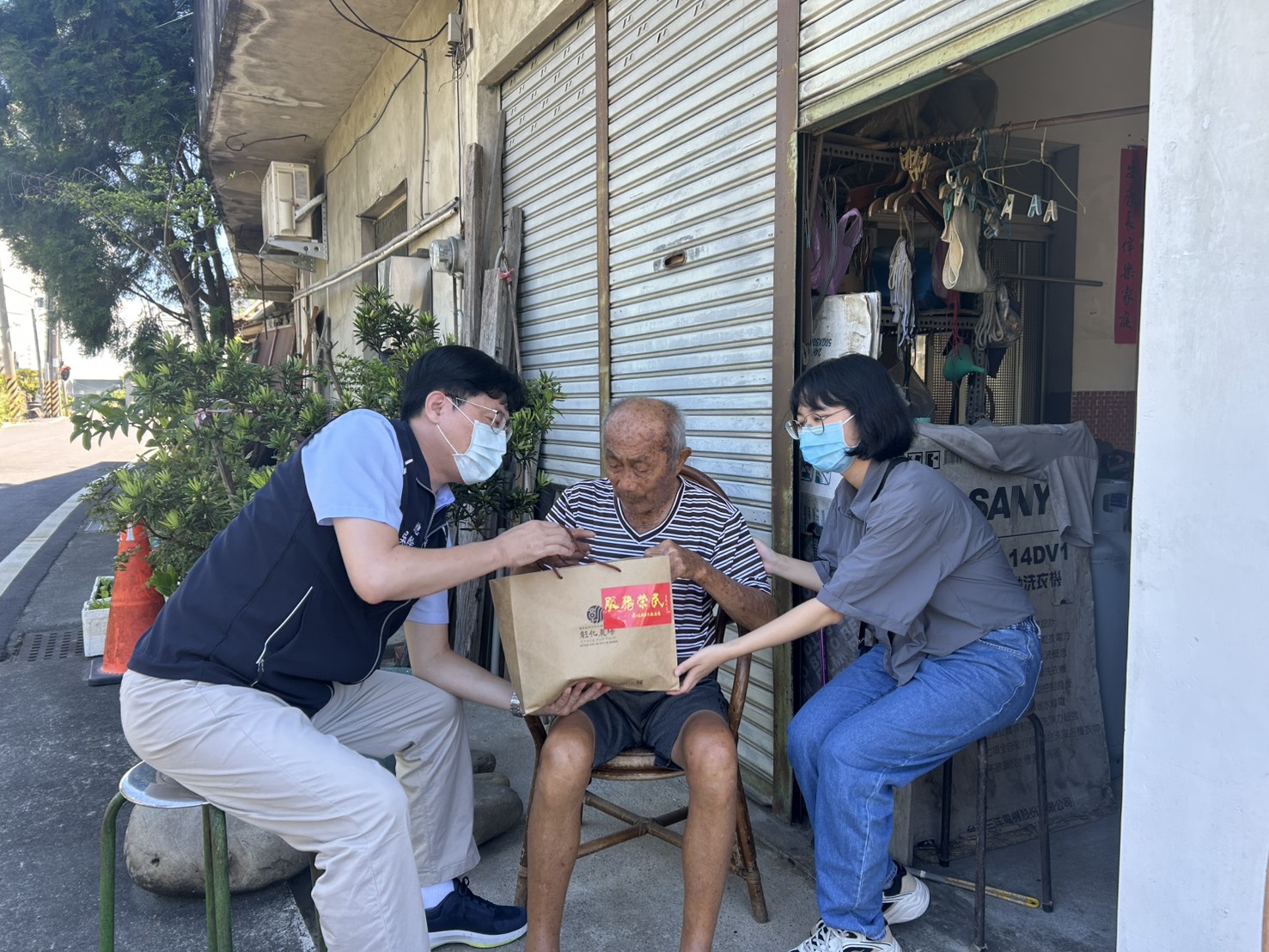 南投榮服處訪獨居榮民眷 關懷生活並提醒防颱整備 58 《圖說》南投縣榮服處總幹事吳瑞得(左)訪視榮民洪伯伯(中)。〈南投縣榮服處提供〉