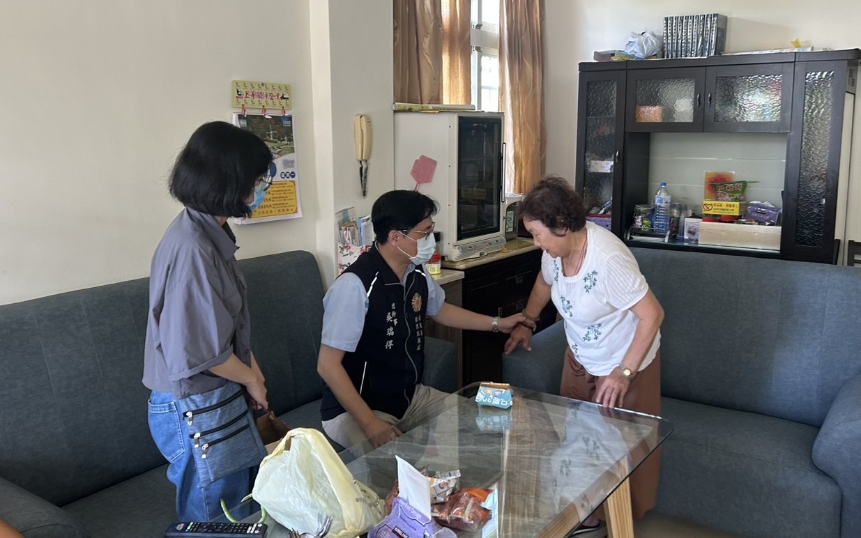 南投榮服處訪獨居榮民眷 關懷生活並提醒防颱整備 59 《圖說》南投縣榮服處總幹事吳瑞得(中)訪視遺眷黃媽媽(右)。〈南投縣榮服處提供〉