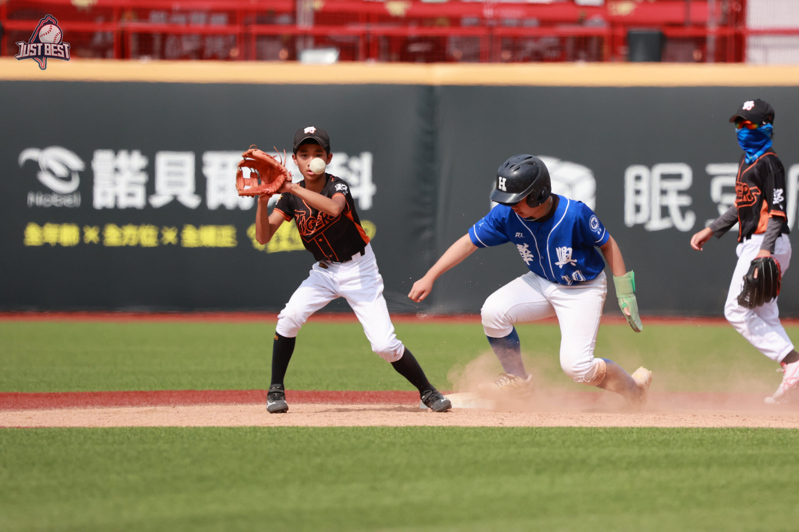 2026就是棒U15青少棒畢業盃》和平聯隊6比3逆襲信義飛燕勝利入袋，華興中學滿貫全壘打領頭擊退野球虎
