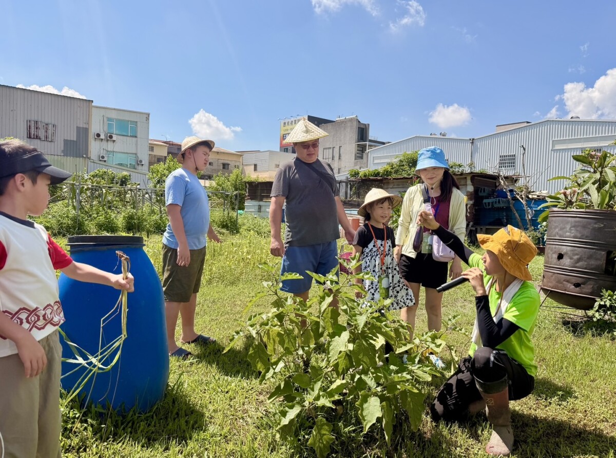 ▲城市耕農雞場主為民眾導覽，深入分享食農教育理念與知識。(圖/記者顏淑娟翻攝)