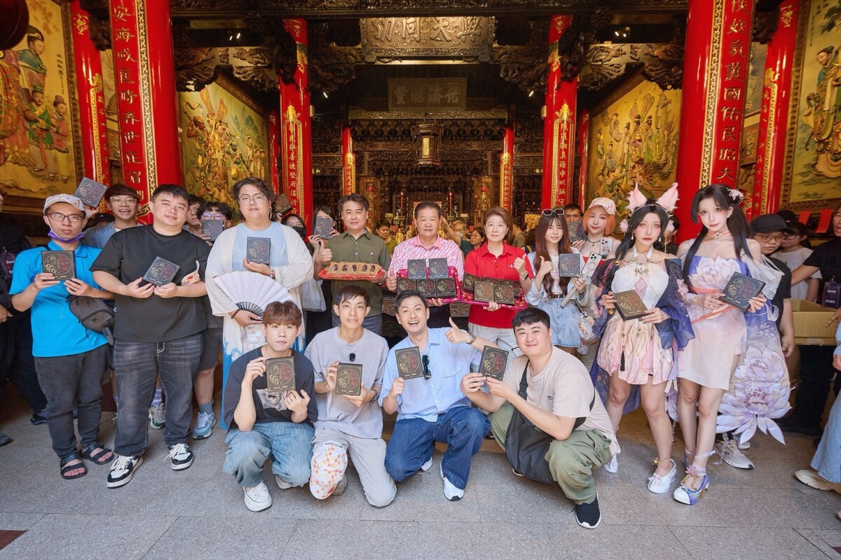 ▲聯名平安符完成過火儀式，進香團代表共同祈福。(圖/大甲鎮瀾宮提供)