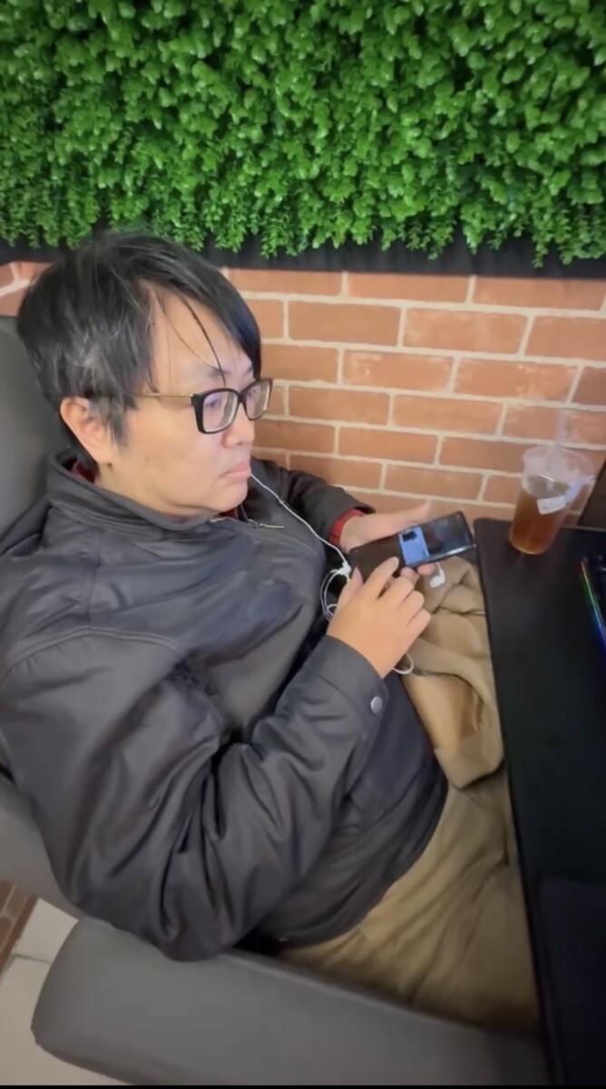 吸金犯罪集團主謀杜逸文對被害人宣稱沒錢還款卻有錢進網咖打線上遊戲,甚至早上開完庭後就進網咖玩遊戲毫無悔意。(影像自爆料者提供)。