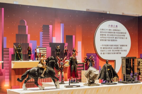 《屏藏心》系列特展第三部曲「傳奇交匯月台」展出多件漫威、DC英雄及人氣動漫角色模型，透過收藏家的珍藏展現模型藝術與收藏文化魅力，吸引民眾暑假前往屏東演武場參觀。圖／屏東縣政府文化處