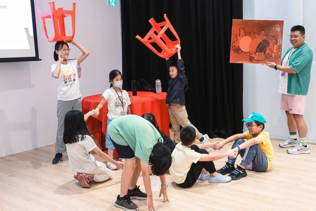 ▲國家語言視覺藝術體驗營往年活動回顧:打造趣味的台語學習空間,𤆬學員欣賞藝術。(圖/國美館提供)