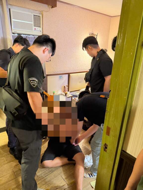 ∆案發後約2小時內,臺東警方在臺東市區一處旅社內將謝嫌查緝到案。(圖/臺東警分局提供)