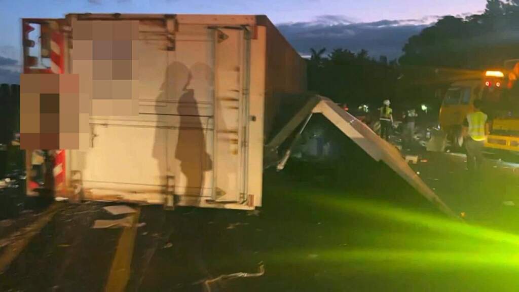▲一輛載運物流商品的營業全聯結車在秀水路段失控側翻，貨物散落三個車道，造成後方3輛車碰撞掉落物。（圖／民眾提供）