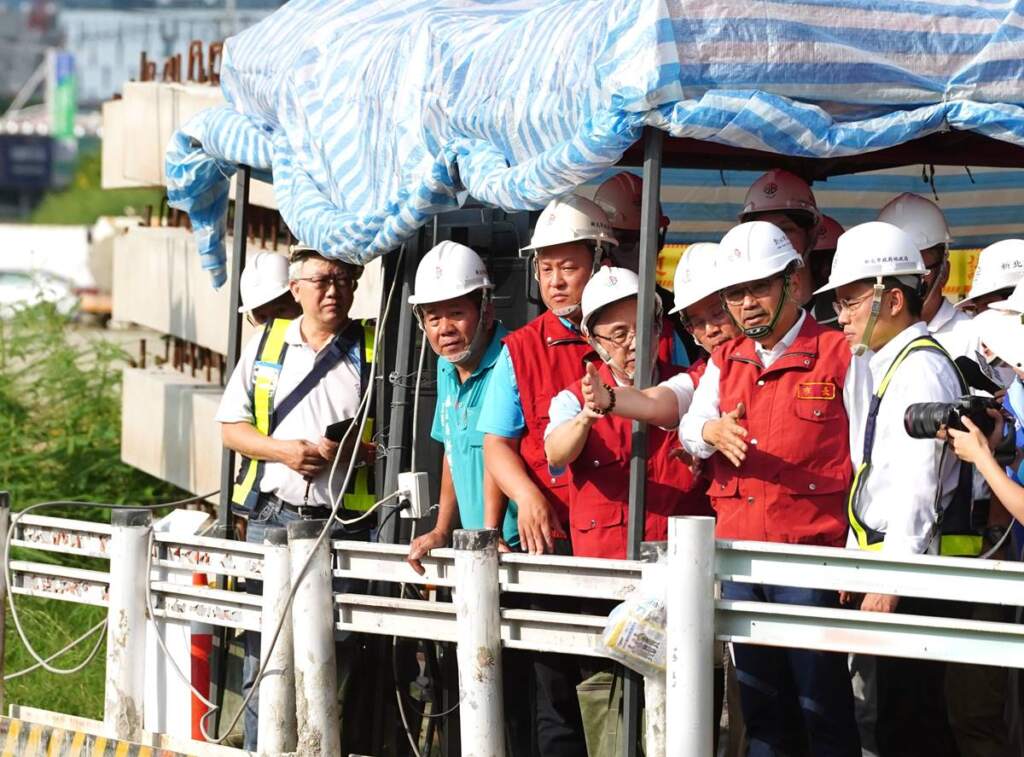 ▲新北市長侯友宜視察工進時提醒團隊注意颱風防汛工作。新北市地政局提供