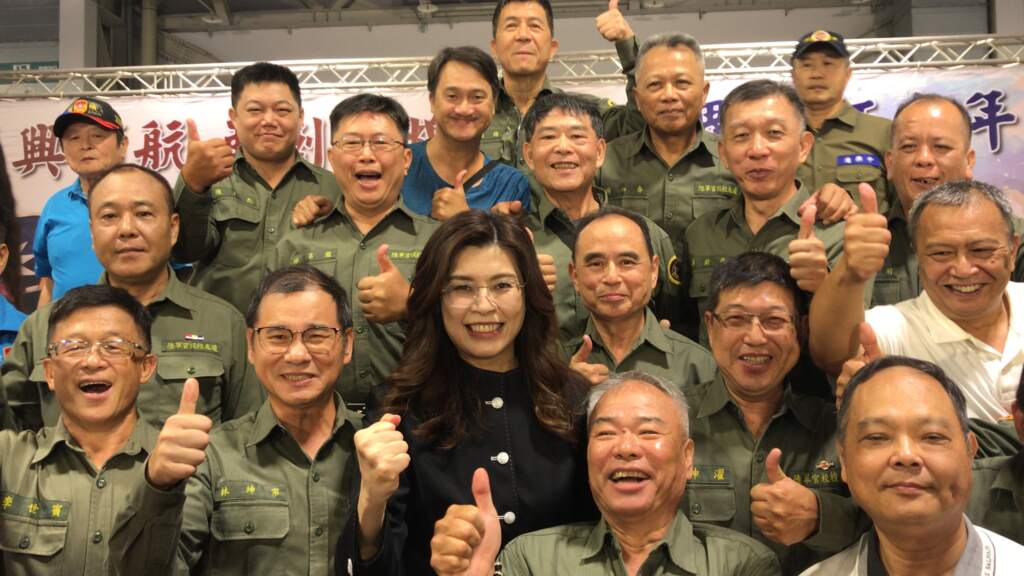 國民黨主席鄭麗文和眾多退伍多年的陸軍官校前輩相見歡，展現在黨內深藍群眾超強人氣。 (魏冠中攝影)