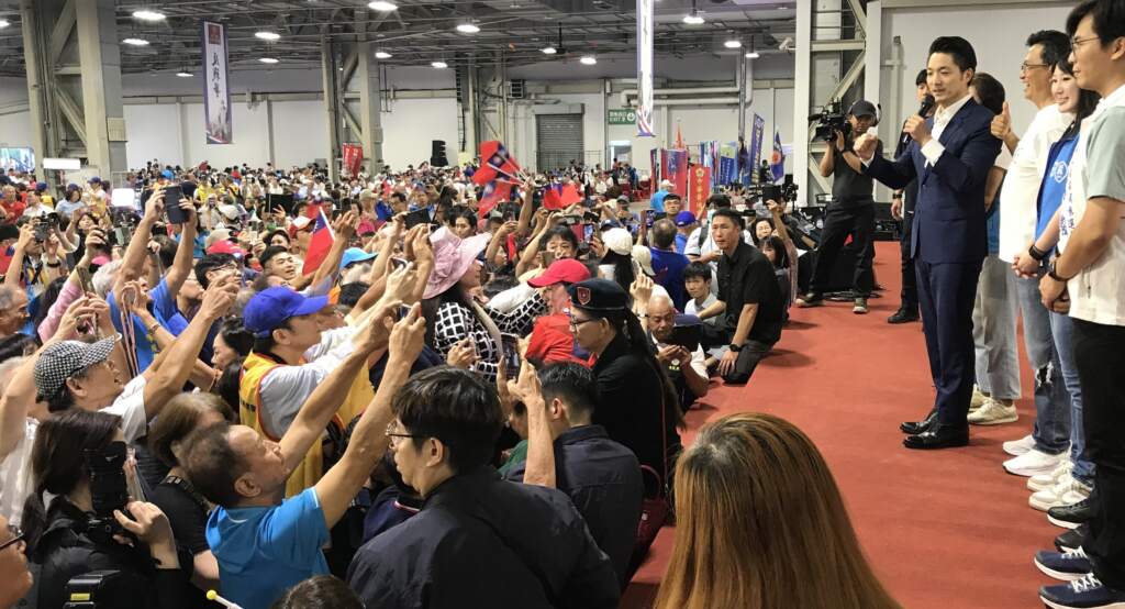 蔣家第四代的人氣，以蔣萬安為最，似有直逼50年前的蔣經國氣勢。 (魏冠中攝影)