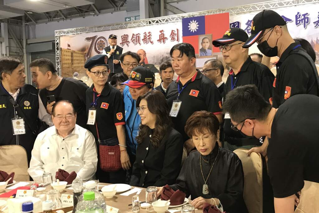 黃復興創立70周年，國民黨前後任女性主席洪秀柱、鄭麗文，和黃復興大當家季麟連上將(後)同框。 (魏冠中攝影)
