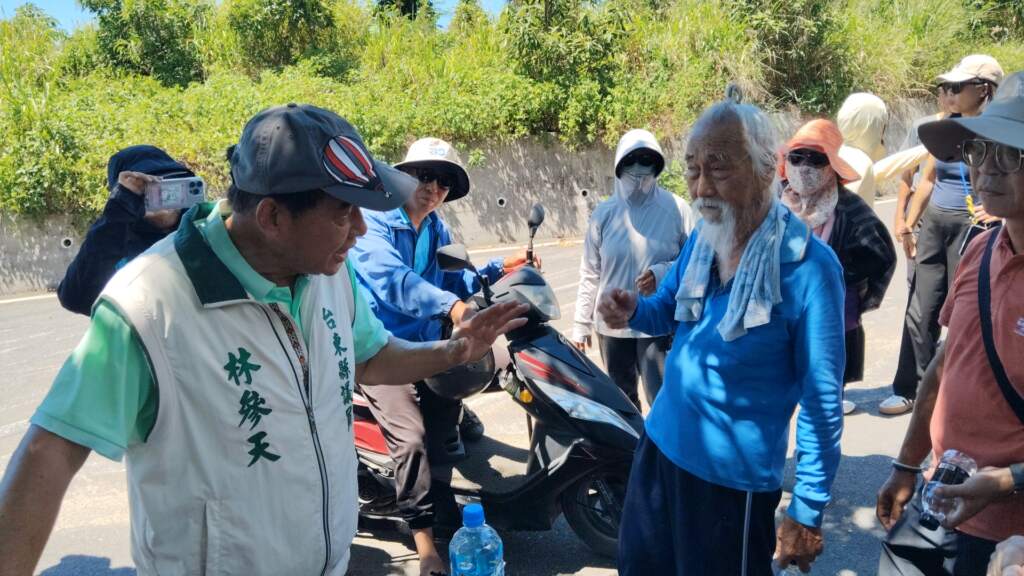 ∆台東縣議員邀集台東縣府農業處人員前往青海路三段338巷進行現地會勘，過程中卻遭在地居民當場表達強烈不滿，甚至引發居民質疑，認為林參天未充分了解地方需求，反而對已完成改善的公共建設提出質疑。（圖／記者 陳志強 攝）