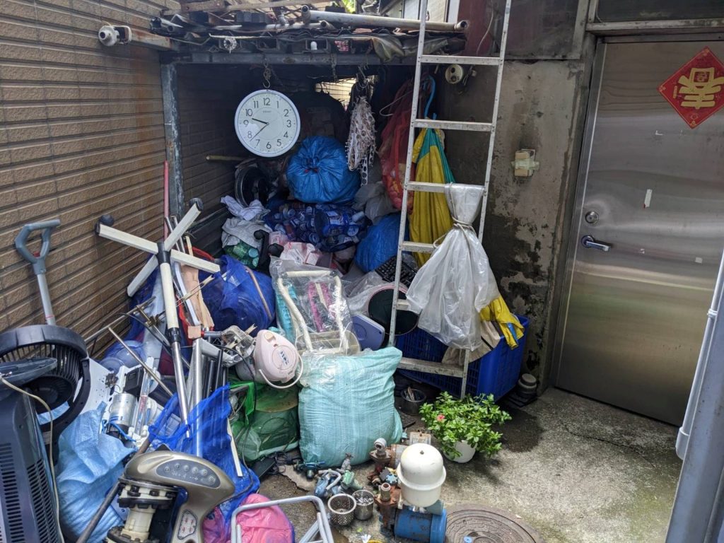4.雜物的堆置不只造成污水設施巡檢難度也造成周邊環境衛生問題。