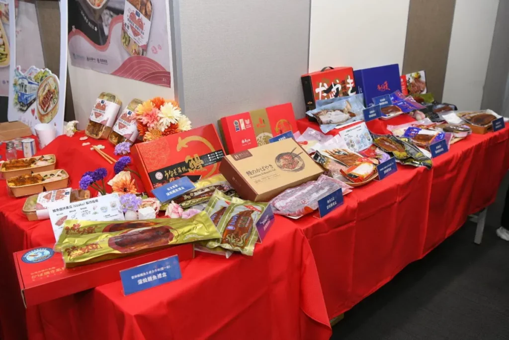 現場展示鰻魚水產品