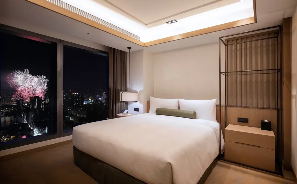 台北凱達大飯店響應大稻埕夏日節推出住房專案,擁有全景落地窗的豪華套房