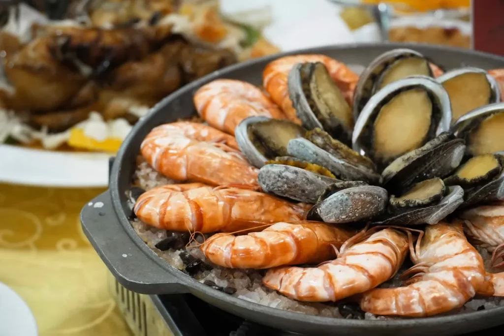 台北福華館內經典台菜「蓬萊邨」，傳承道地台灣宴席風味，可依賓客喜好與宴會需求規劃菜色，展現五星台菜款待精神。（台北福華大飯店提供）